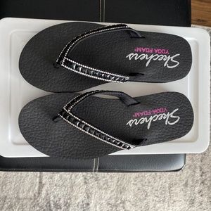 Skechers Yoga Foam flip flops
